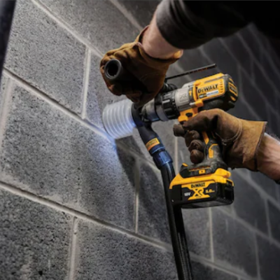 furadeira a bater furando parede de blocos de cimento