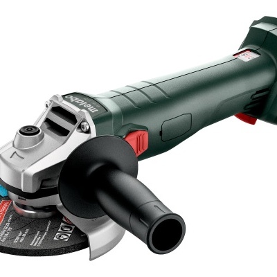 Esmerilhadora angular Metabo com disco abrasivo preto e corpo preto com detalhes vermelhos