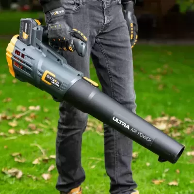 Soprador de folha BATAVIA ULTRA cinza e preto com texto ULTRA AIR POWER na relva