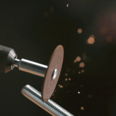 Ferramenta rotativa elétrica a cortar barra de metal gerando faíscas