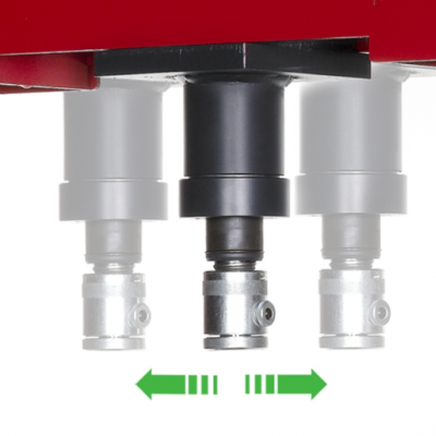 Peça metálica preta com movimento horizontal numa estrutura vermelha.