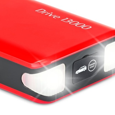 Dispositivo portátil vermelho e preto com luzes LED acesas e texto Drive 12000