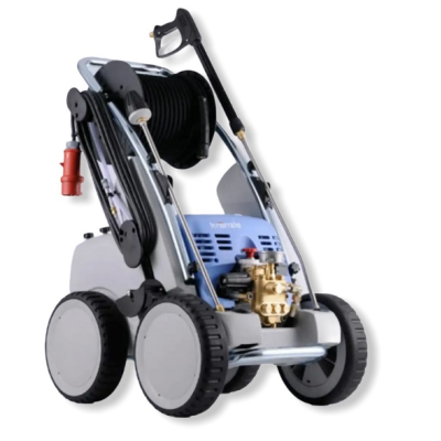 Máquina de limpeza de pressão cinzenta com rodas grandes e mangueira enrolada