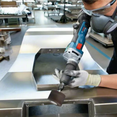 Ferramenta rotativa azul e cinza usada para limpar superfície metálica