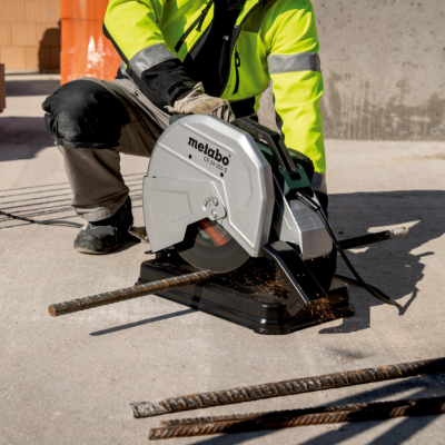 Serra elétrica Metabo a cortar varão de metal no chão de cimento