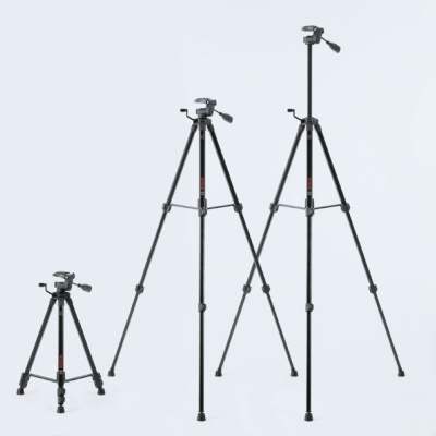 Três tripés pretos de diferentes alturas sobre fundo branco