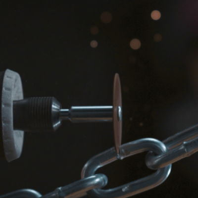 Ferramenta rotativa a cortar corrente metálica prateada