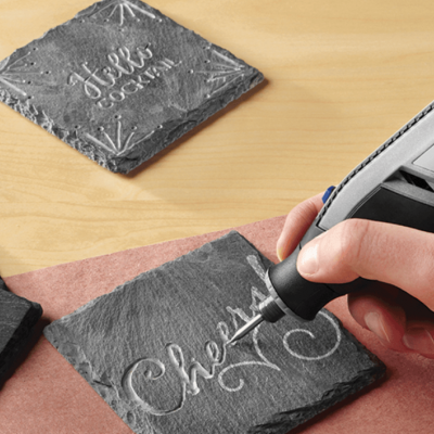 Placas de ardósia preta com gravações feitas à mão com ferramenta elétrica