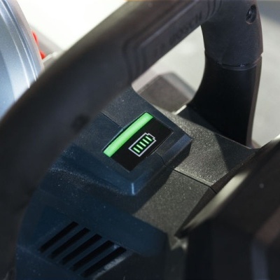 Aparelho elétrico preto com indicador de bateria verde e texto BOSCH vermelho