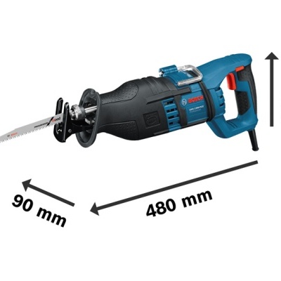 Serra de sabre elétrica Bosch azul e preta com pega vermelha e lâmina serrilhada