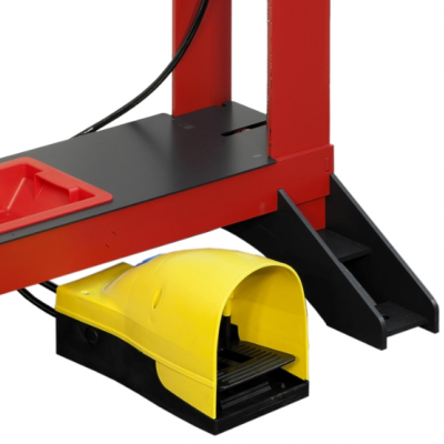 Pedal de pé amarelo sob estrutura metálica vermelha com degraus pretos