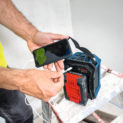 Caixa de som portátil Bosch Professional a carregar um telemóvel