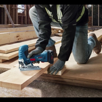 Pessoa a cortar madeira com serra tico-tico BOSCH