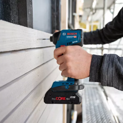 Parafusadeira Bosch ProCORE 18V a aparafusar madeira clara