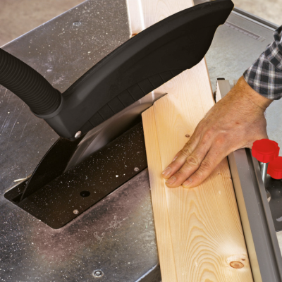 Mesa de serra circular com lâmina e protetor a cortar madeira clara