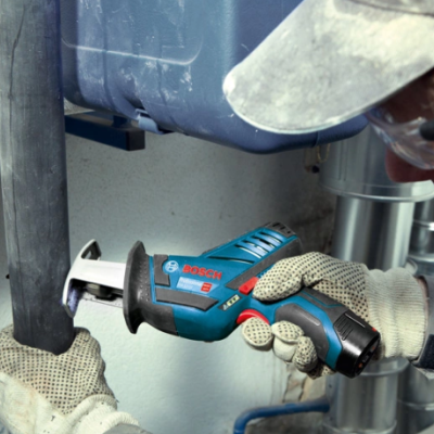 Apanhador de corte BOSCH a cortar tubo metálico com trabalhador com luvas e óculos