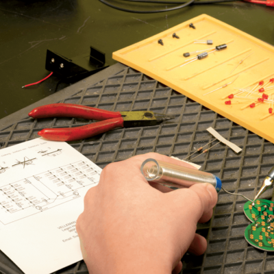 Soldagem de componentes eletrónicos numa placa de circuito em forma de folha