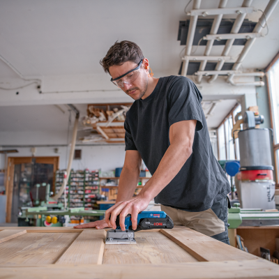 Lixadora elétrica Bosch ProCORE 18V em uso numa oficina de carpintaria