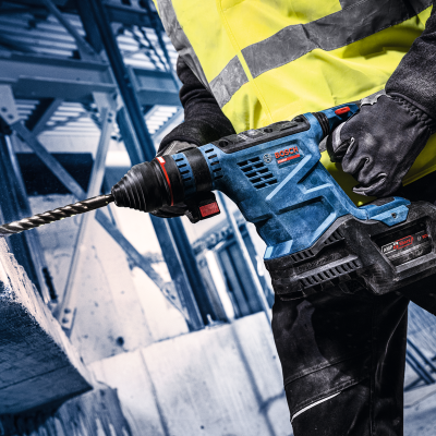 Martelo pneumático Bosch a perfurar parede em ambiente industrial