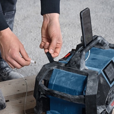 Máquina de construção preta e azul com visor digital e suporte para telemóvel