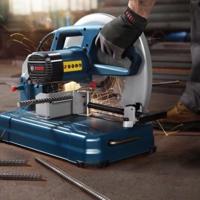 Serra de corte Bosch azul e preta a cortar metal em ambiente industrial