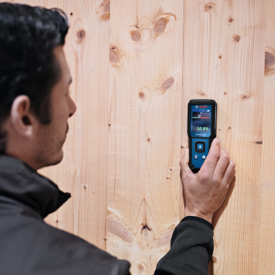 Medidor digital de humidade Bosch num painel de madeira clara