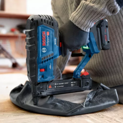 aparafusadora Bosch sem fios azul e preto numa mesa de madeira