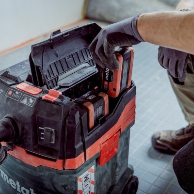 aspirador industrial Metabo preto e vermelho com bateria Hilti a ser colocada