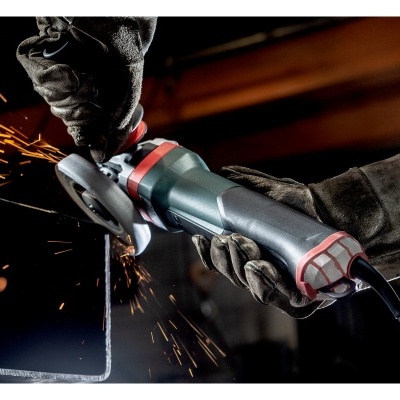 Ferramenta elétrica a cortar metal com faíscas