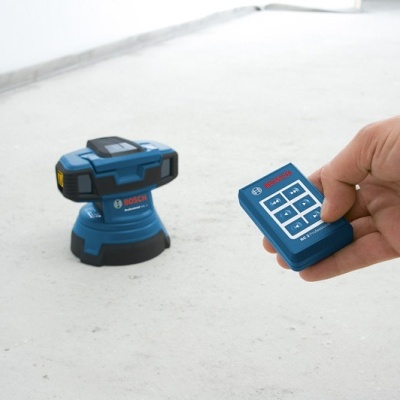Laser de nivelamento Bosch com controle remoto nas mãos