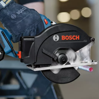 Serra de corte Bosch preta com bateria ProCore 18V a cortar tubo metálico