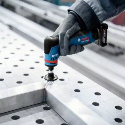 ferramenta elétrica Bosch a aparafusar estrutura metálica numa mesa perfurada