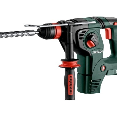 Martelo perfurador Metabo verde escuro com broca e detalhes em vermelho e preto