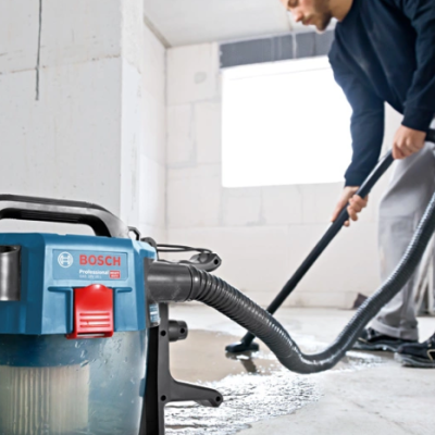 aspirador profissional azul Bosch com pega preta a ser usado em chão de construção