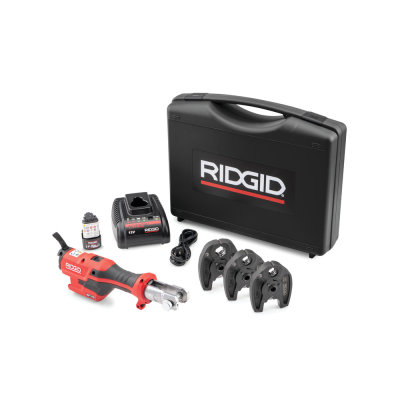 Conjunto de ferramentas RIDGID com chave hidráulica vermelha e preto, estojo preto, bateria, carregador e acessórios.