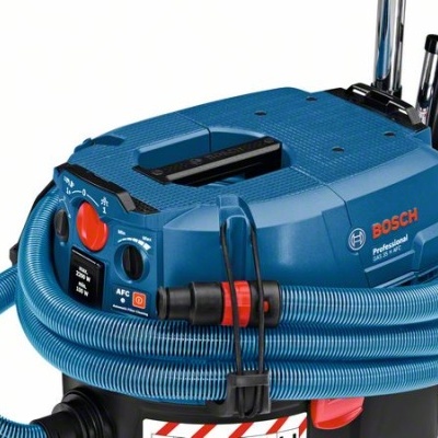 aspirador profissional Bosch azul com mangueira enrolada