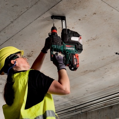 Pessoa a usar ferramenta elétrica BOSCH para perfurar teto de betão
