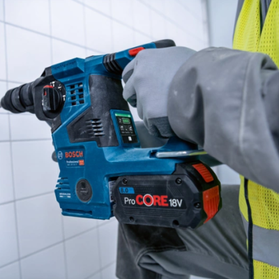 Berbequim elétrico Bosch a perfurar parede de azulejos