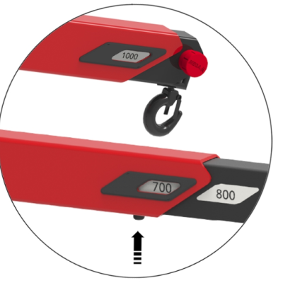 Detalhe de equipamento vermelho com ganchos e números 700, 800, 1000.