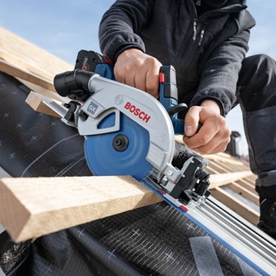 Serra circular Bosch a cortar madeira num local de construção ao ar livre