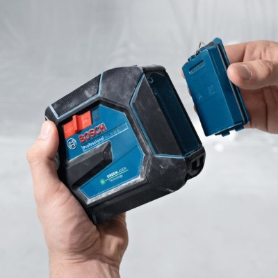 Dispositivo laser Bosch Professional com bateria removível nas mãos