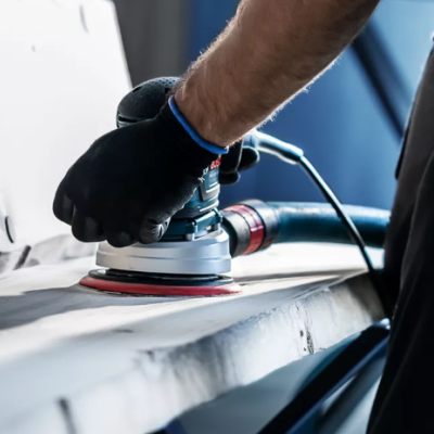 lixadora elétrica a lixar madeira clara numa oficina