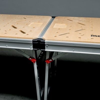 Mesa de trabalho Metabo com tampo de madeira clara e estrutura metálica prateada