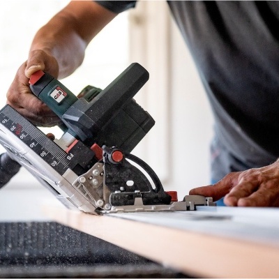 Máquina de corte manual a cortar madeira clara