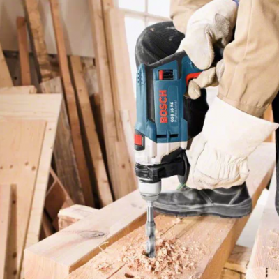 Furadeira elétrica Bosch a furar madeira numa oficina