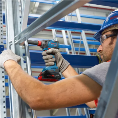 Pessoa a montar estrutura metálica com parafuso elétrico Bosch