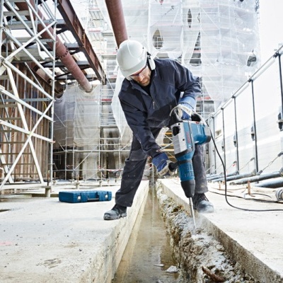 Operário de construção a usar martelo pneumático numa obra
