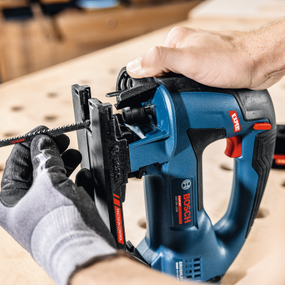 Serra tico-tico Bosch EXPERT azul e preta numa mão com outra a inserir a lâmina