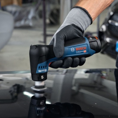Politriz elétrica BOSCH Professional azul e preta a polir carro preto na oficina