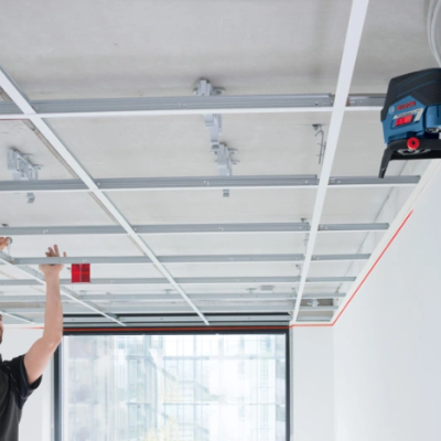 Homem a montar estrutura metálica para teto falso com laser de parede BOSCH